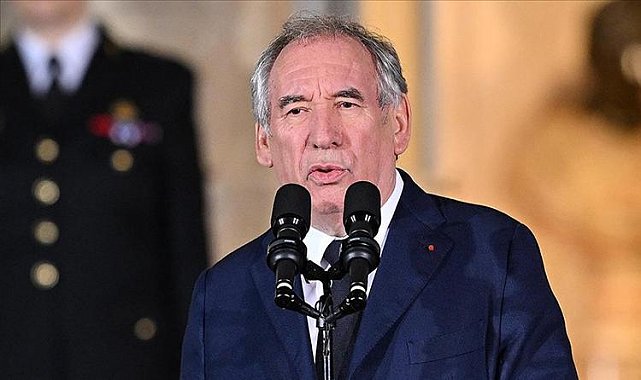 Fransa Başbakanı Bayrou'dan bir gencin namaz kılarken öldürülmesine tepki