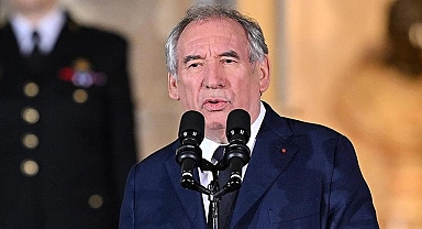 Fransa Başbakanı Bayrou'dan bir gencin namaz kılarken öldürülmesine tepki