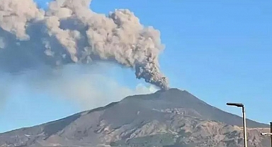 İtalya'da Etna Yanardağı yeniden kül ve lav püskürttü