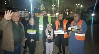 Küçükçekmece'de Teravih Çıkışı Lokum İkramı: Gençlerden Anlamlı Hareket