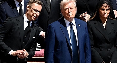 Papa'nın cenaze töreninde Melania Trump'ın müdahalesi krizi önledi