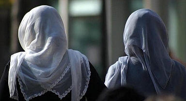 Sendikalar ve muhalefet yasak istiyordu... KKTC’de liselerde başörtüsü serbest bırakıldı