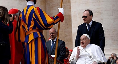 Vatikan'da 'Palmiye Pazarı' ayini: Tedavisi süren Papa'dan sürpriz