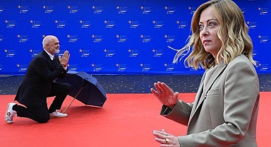 Arnavutluk lideri Rama, İtalya Başbakanı Meloni'yi diz çökerek karşıladı
