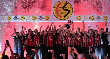 Eskişehirspor Şampiyonluğu Binlerce Taraftarın Katılımıyla Coşkuyla Kutladı