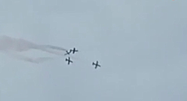 İtalya'da yürekleri ağza getiren anlar... 3 uçak havada çarpıştı