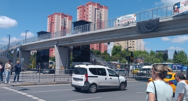 Küçükçekmece Atakent Mahallesi'nde Üst Geçit Var Ama Kullanan Yok: Trafik Çilesi Bitmiyor 
