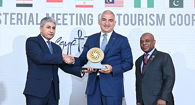Turizm Bakanı Ersoy D-8 toplantısı için Kahire'ye gitti: Antalya 2025 Yılı Turizm Şehri seçildi