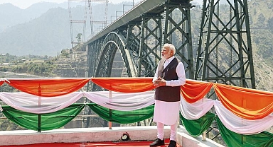 Modi Keşmir’de poz verdi