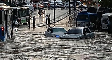 Ankara Sağanak Yağmura Teslim Oldu: Cadde ve Sokaklar Göle Döndü, Belediye Görünmedi
