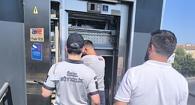 Bahçelievler Metrobüs Durağı'nda Asansör Krizi: Mahsur Kalan Vatandaşlar Havasızlıktan Zor Anlar Yaşadı 