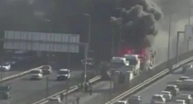 İstanbul'da Metrobüste Korkutan Yangın: Seferler Durduruldu, Metrobüs Kullanılamaz Hale Geldi