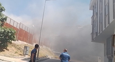 Küçükçekmece'de Trafo Yangını Korku Dolu Anlar Yaşattı: Mahalleli Sokağa Döküldü