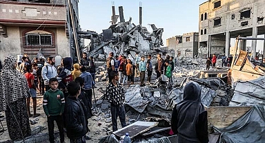 Gazze semalarından umut yerine küf yağdı: Yardım paketlerinden çürümüş ekmek çıktı.
