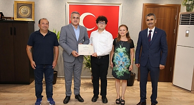 Kaymakam Anteplioğlu’ndan YKS Şampiyonuna Tebrik ve Vali Davut Gül’ün Hediyesi