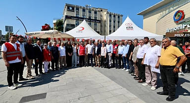 Küçükçekmece'de Siyasiler ve Vatandaşlar Kan Bağışı İçin Buluştu