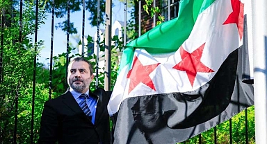 25 Yıl Sonra Bir İlk: Suriye Bayrağı Washington’da Göndere Çekildi