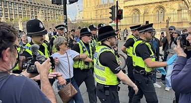 “Soykırıma Karşıyım” Diyen 150 Kişi Gözaltında: Palestine Action Yasağı Protesto Edildi