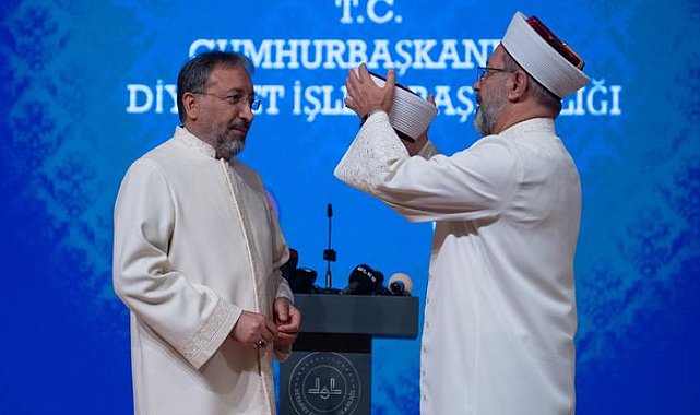 Yeni Diyanet İşleri Başkanı Safi Arpaguş, Görevi Devraldı: Ali Erbaş'ın Elini Öpmesi Törene Damga Vurdu
