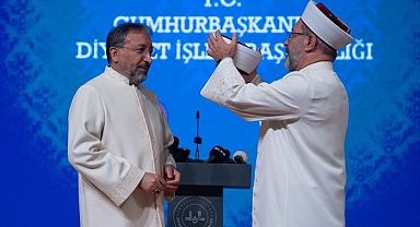 Yeni Diyanet İşleri Başkanı Safi Arpaguş, Görevi Devraldı: Ali Erbaş'ın Elini Öpmesi Törene Damga Vurdu