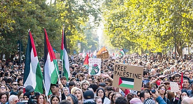 Dünya Ayakta: Sumud Filosu Saldırısına Karşı Kitlesel Protestolar