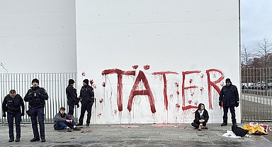 Almanya'da Başbakanlık binasında Filistin eylemi: Aktivistler duvara kırmızı boyayla 'failler' yazdı