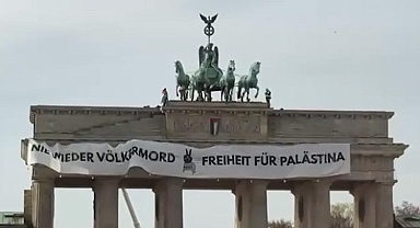 Berlin’de Filistin İçin Cesur Eylem: Brandenburg Kapısı’na Dev Pankart Asıldı