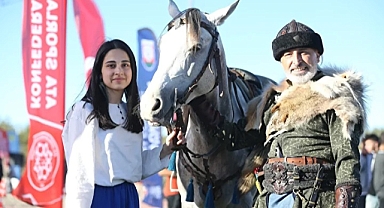 Bir Baba Gururu, Bir Kız Cesareti: At Üstünde Yaşayan Tarih