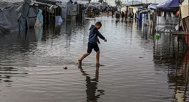 Çocuklar Su İçinde, Aileler Umut Peşinde: Gazze’de Kışın Acı Yüzü