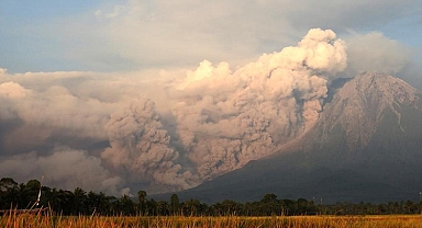 Endonezya'da Semeru Yanardağı'nda patlama