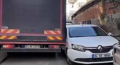 Fatih’te Dar Sokakta Skandal Görüntü: Geçemeyen Kamyon Park Halindeki Araçları Sürükleyip Yoluna Devam Etti