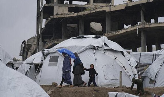 Gazze’de Çadır Kentleri Sel Vurdu: 288 Bin Aile Felaketle Boğuşuyor