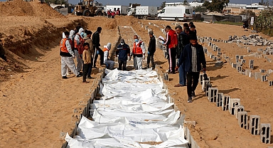 Gazze’de Dram Bitmiyor: Kimliksiz Cenazeler Bir Bir Defnediliyor