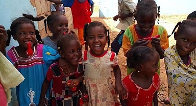 Sudanlı Çocuklardan Türkiye’ye Teşekkür: Büyükelçi Fatih Yıldız Yardım Dağıtımında Umut Oldu