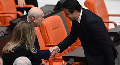 Ankara Kulislerinde Sürpriz Kare: Mahmut Arıkan,Devlet Bahçeli Tokalaşması Gündem Oldu 