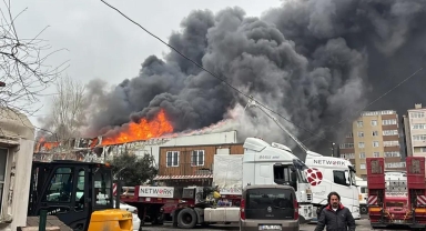Ataşehir’de İş Yerinde Yangın: Alevler Binanın Dış Cephesini Sardı
