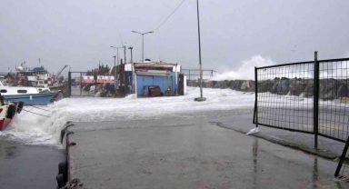 Avcılar’da Lodos Dehşeti: Dalgalar Mendireği Aştı, Tekneler Tehlikede