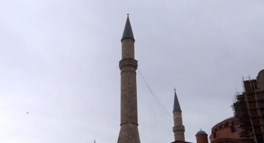 Ayasofya’da Fırtına Hasarı: Mimar Sinan Minaresi’nin Alemi Bahçeye Düştü