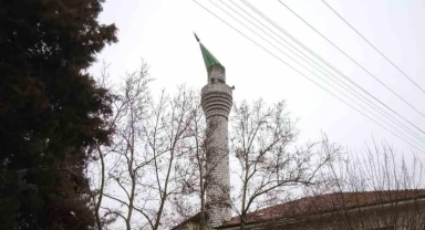 Burdur’da Fırtına Tehlikesi: Cami Minaresinin Kubbesi Yerinden Koptu