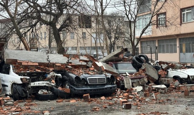 Bursa’da Kuvvetli Rüzgar Felaketi: Otopark Duvarı Araçların Üzerine Devrildi, 10 Araç Zarar Gördü