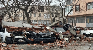 Bursa’da Kuvvetli Rüzgar Felaketi: Otopark Duvarı Araçların Üzerine Devrildi, 10 Araç Zarar Gördü