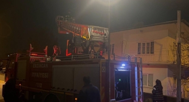 Erzincan’da Çatıda Mahsur Kalan Kedi İtfaiyenin Müdahalesiyle Kurtarıldı