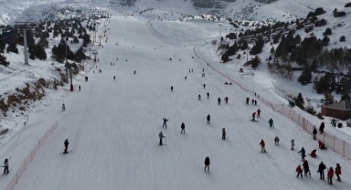 Erzincan’daki Ergan Kayak Merkezi Hafta Sonu Tatilinde Ziyaretçi Akınına Uğradı