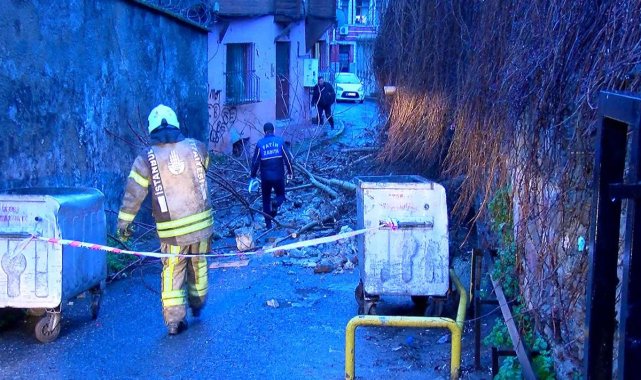 Fatih’te Şiddetli Yağış Sonrası İstinat Duvarı Çöktü: Sokak Trafiğe Kapatıldı