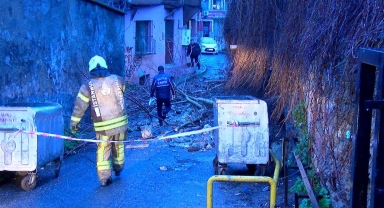 Fatih’te Şiddetli Yağış Sonrası İstinat Duvarı Çöktü: Sokak Trafiğe Kapatıldı