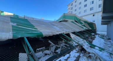 Iğdır Tuzluca’da Düğün Salonu Olarak Kullanılan Halı Saha Çöktü