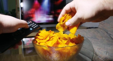 İngiltere’de Çocuk Sağlığı İçin Tarihi Adım: Sağlıksız Gıda Reklamlarına Saat Sınırı