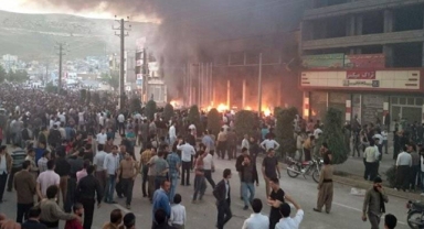 İran’da “Halk Ayaklandı” Sokağa Dökülen Binlerce Kişi, İnternet Kesildi, Elektrik Sorunları ve Şiddetli Çatışmalar 