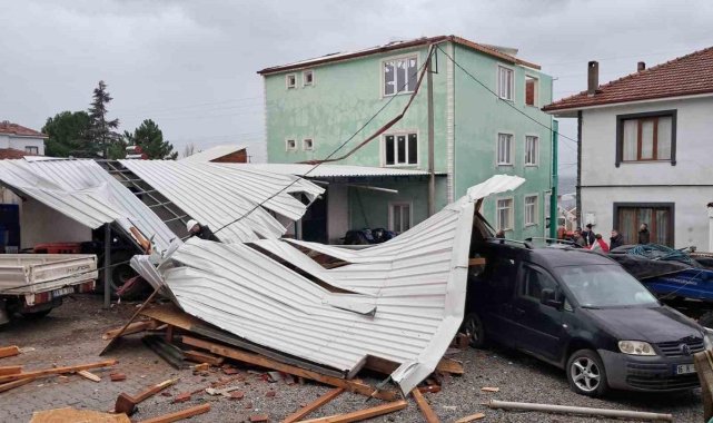 İznik’te Fırtına Evin Çatısını Uçurdu: Elektrik Hatları Zarar Gördü