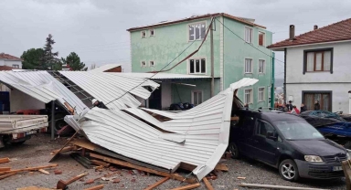 İznik’te Fırtına Evin Çatısını Uçurdu: Elektrik Hatları Zarar Gördü